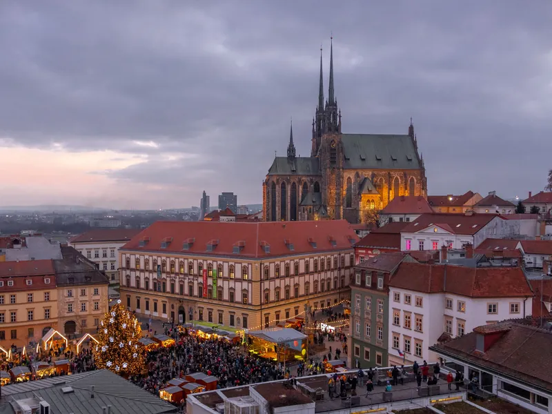 Katedrála sv. Petra a Pavla nad vánočním trhem na Zelném trhu za soumraku