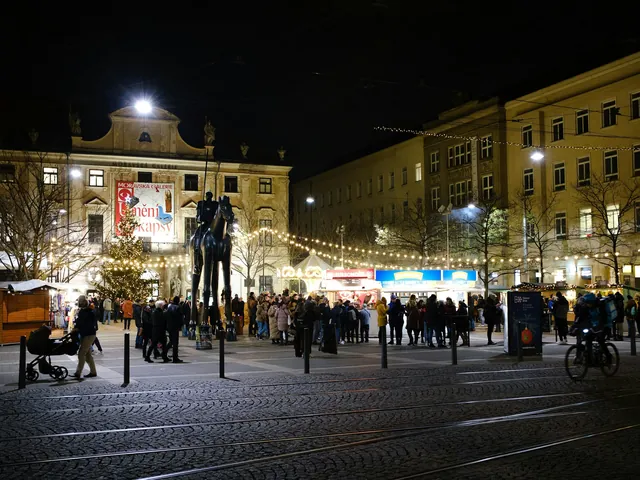 Vánoční trh na Moravském náměstí u sochy Jošta