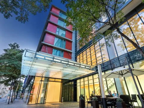 Prosklené průčelí OREA Hotelu Andel's za soumraku