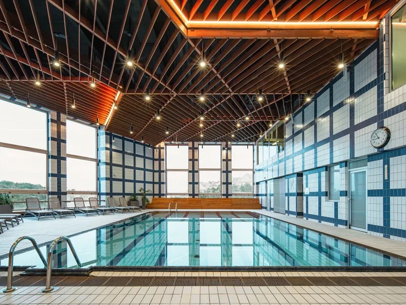 Hotelový bazén v OREA Hotelu Pyramida s výhledem z oken