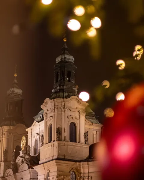 Kostel sv. Mikuláše za vánočními světly