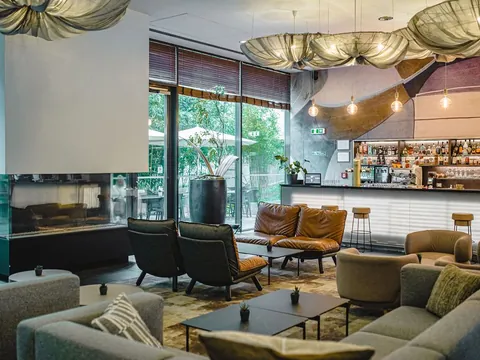 Lounge mit Kamin im OREA Hotel Angelo