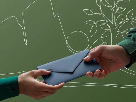 Gutschein im blauen Umschlag auf grünem Hintergrund mit Zeichnung von Bergen und einem Baum