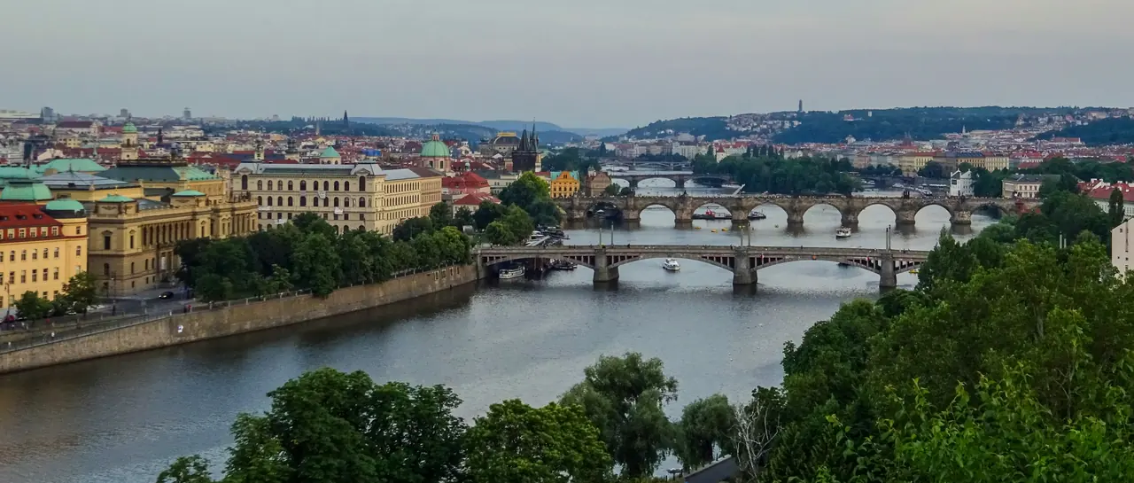 Blick von der Letná-Höhe auf die Moldau mit Karlsbrücke und den Prager Brücken