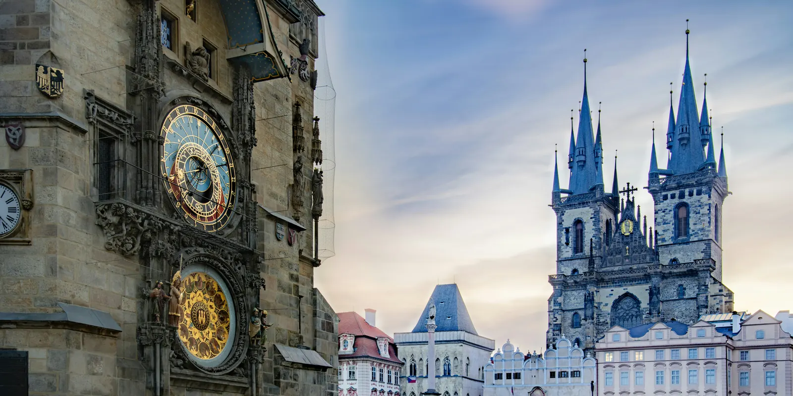 Altstädter Ring in Prag im Morgenlicht: Astronomische Uhr am Rathaus und die Türme der Teynkirche