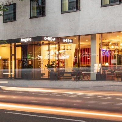 OREA Hotel Angelo in Prag-Smíchov am Abend