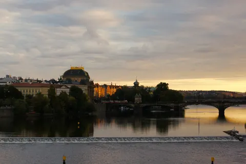 Abendstimmung an der Moldau mit Nationaltheater und Brücke der Legionen