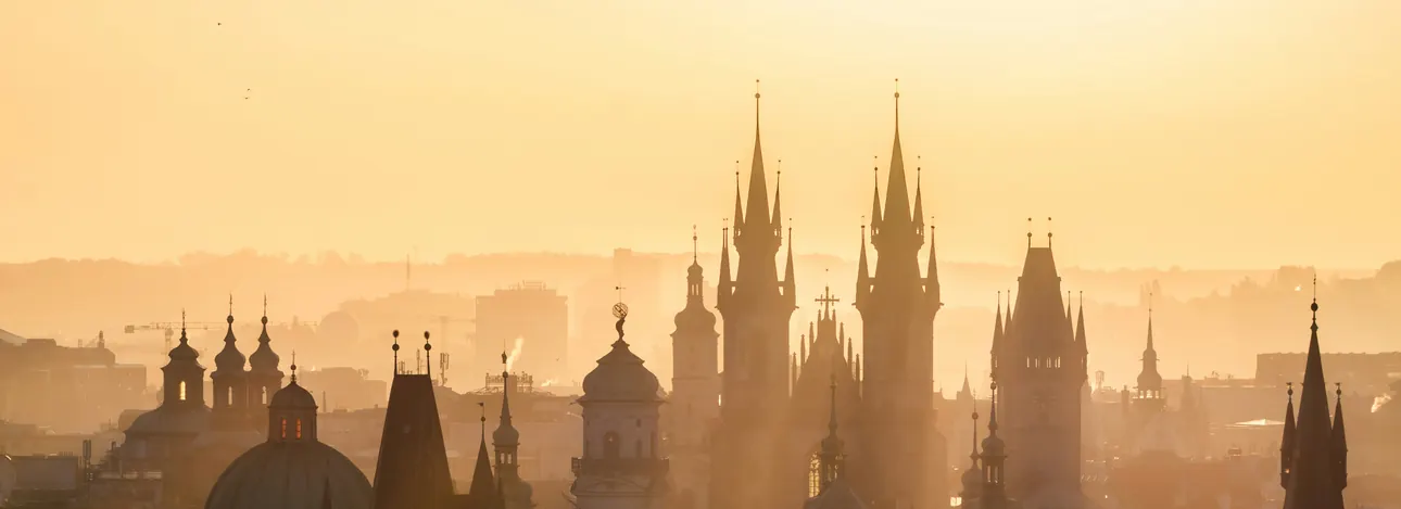 Silhouetten der Prager Türme im goldenen Morgenlicht – Teynkirche, Altstädter Rathaus und die Kuppeln der Altstadt